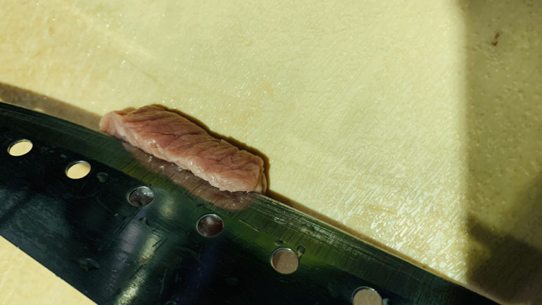蒜苔炒牛肉,牛肉洗净,横纹切;