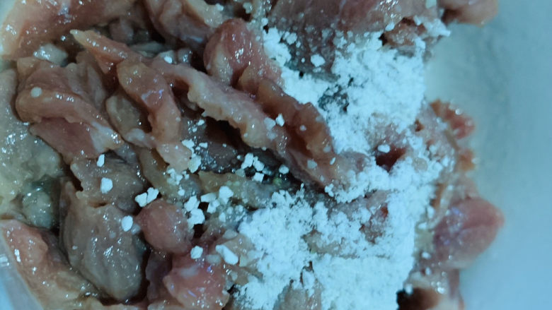 蒜苔炒牛肉,加少许淀粉,腌制10分钟;