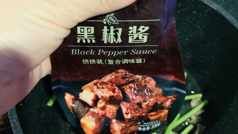 蒜苔炒牛肉,加<a style='color:red;display:inline-block;' href='/shicai/ 7633'>黑胡椒酱</a>;