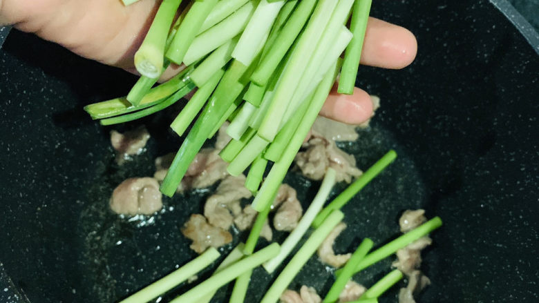 蒜苔炒牛肉,肉变色，加蒜苔；