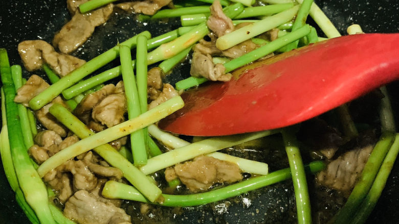 蒜苔炒牛肉,炒均匀，起锅；