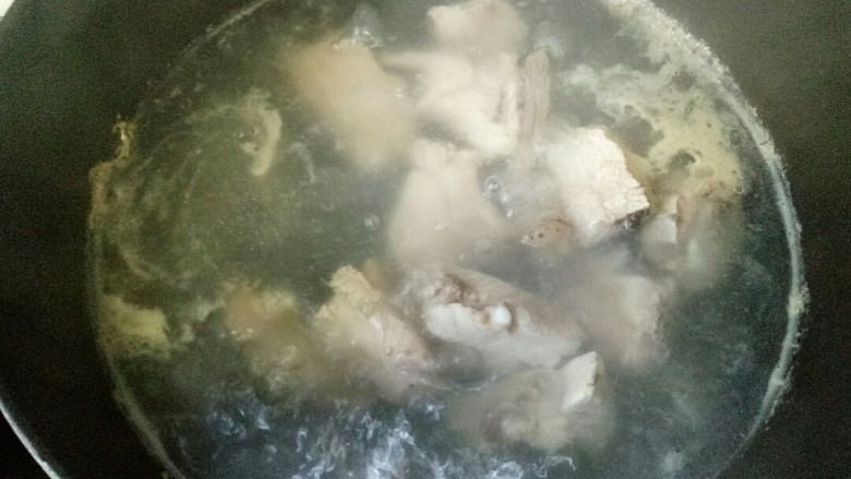 花生莲藕排骨汤,大火煮开,撇去浮沫,捞出排骨