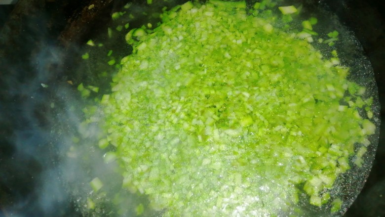 芦笋紫菜汤,起锅烧开水,放入姜末,加入焯过水的芦笋