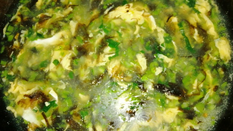 芦笋紫菜汤,最后加入盐,胡椒粉,<a style='color:red;display:inline-block;' href='/shicai/ 288'>虾皮</a>,尝尝味道正好,就可以了。