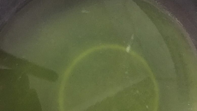 青团,煮烂后放进料理机打碎,用筛子过一次
