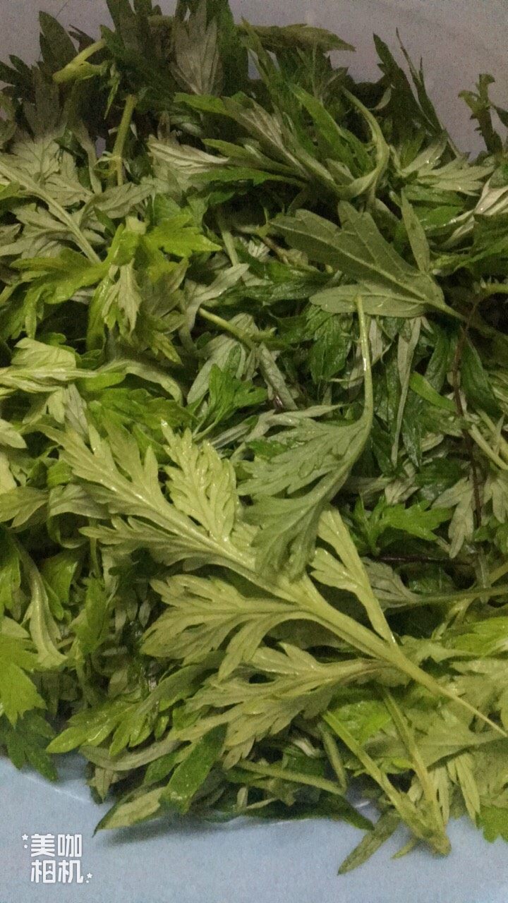 青团,把艾叶洗干净,只要嫩的部分哦