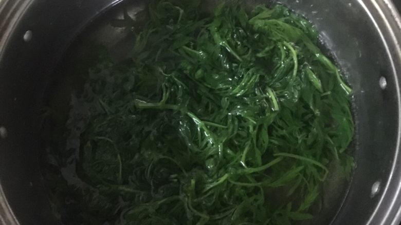 青团,在放入锅中,加水(刚好淹过艾叶)煮烂