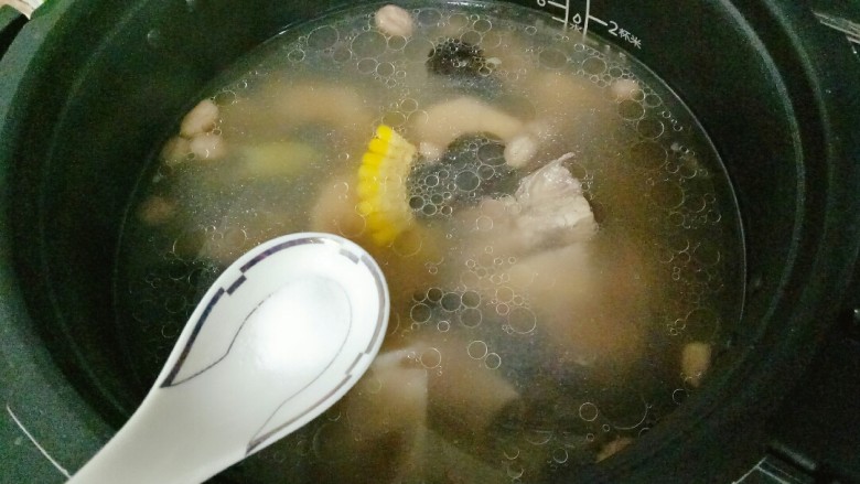 花生莲藕排骨汤,程序结束,根据自己口味加入适量盐搅拌均匀