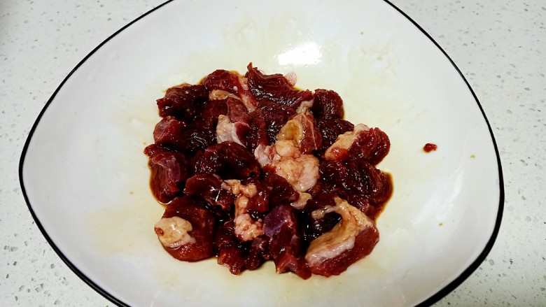 烤孜然麻辣牙签羊肉,加入<a style='color:red;display:inline-block;' href='/shicai/ 788'>生抽</a>、耗油搅拌均匀