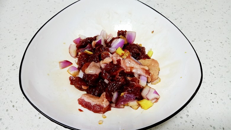烤孜然麻辣牙签羊肉,加入<a style='color:red;display:inline-block;' href='/shicai/ 29'>洋葱</a>碎搅拌均匀,腌制2小时。