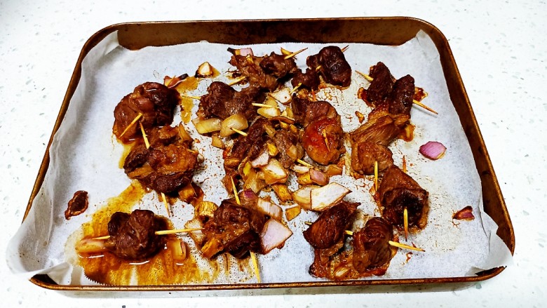 烤孜然麻辣牙签羊肉,取出,均匀撒上辣椒面