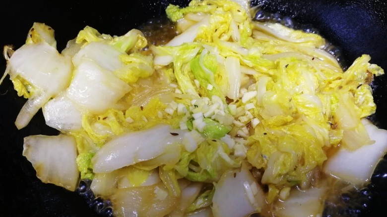 醋熘白菜,出锅前洒上蒜末,炒匀即可。