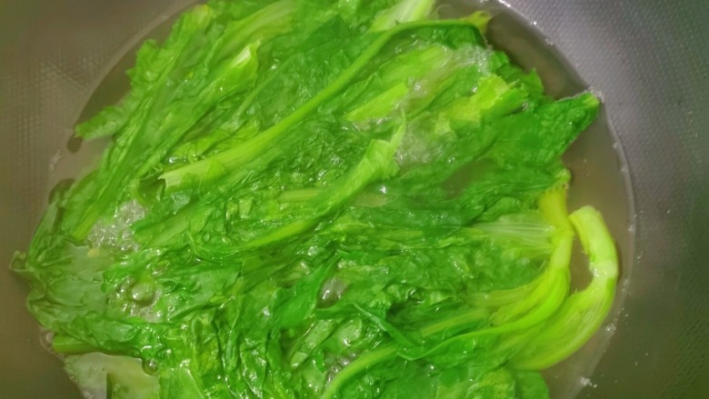 白灼油麦菜,焯好的油麦菜