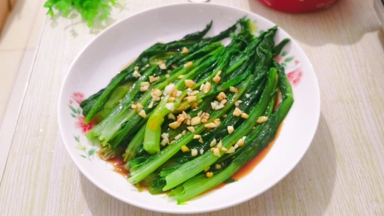 白灼油麦菜,把油麦菜放入盘里