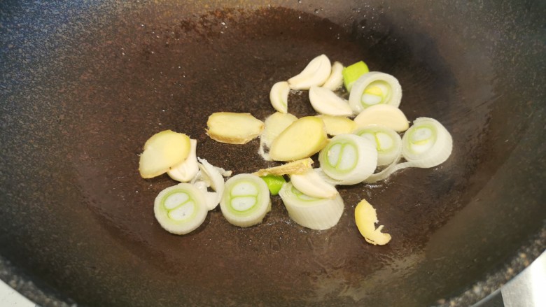 快手菜~干锅菜花,油热后放入葱姜蒜炒香