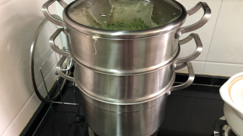蒜泥茼蒿➕蒜泥蒸茼蒿,水开放入茼蒿,中火蒸5分钟