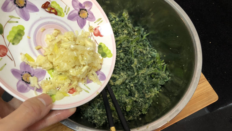 蒜泥茼蒿➕蒜泥蒸茼蒿,茼蒿散去热气,最后加入蒜泥,拌匀,即可食用。