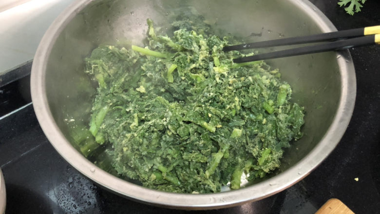 蒜泥茼蒿➕蒜泥蒸茼蒿,关火,不用焖,直接取出。用筷子挑散