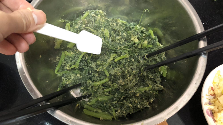 蒜泥茼蒿➕蒜泥蒸茼蒿,一茶匙食盐,拌匀