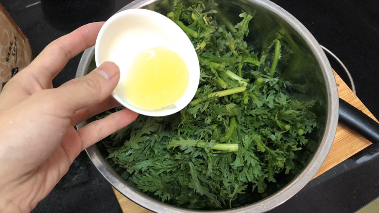 蒜泥茼蒿➕蒜泥蒸茼蒿,放少许食用油,搅拌均匀