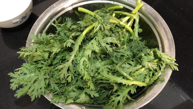蒜泥茼蒿➕蒜泥蒸茼蒿,茼蒿择去老茎,淡盐水清洗,沥水备用