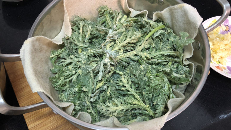 蒜泥茼蒿➕蒜泥蒸茼蒿,笼布打湿,铺上茼蒿