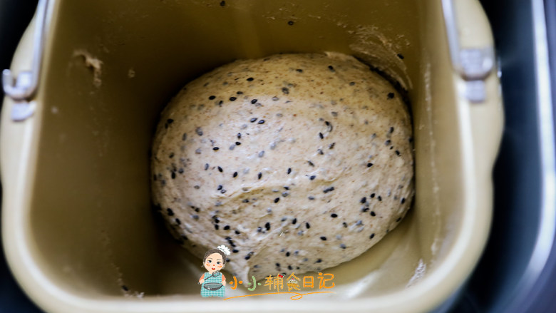 10个月以上辅食芝麻黑麦吐司面包,按面包机启动键，其他都不用管了，开始面团湿哒哒很黏后面就会变得很软很光滑