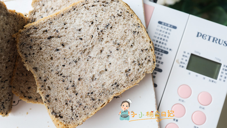 10个月以上辅食芝麻黑麦吐司面包,如果一岁以上可以加20-30g白砂糖还有2g盐调味