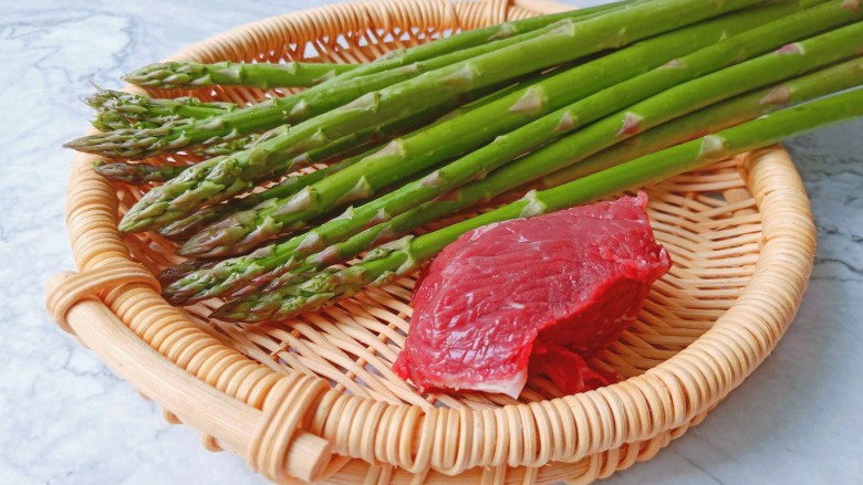 芦笋炒肉片,<a style='color:red;display:inline-block;' href='/shicai/ 122'>芦笋</a>记得去掉它的老梗,这样吃起来清脆。