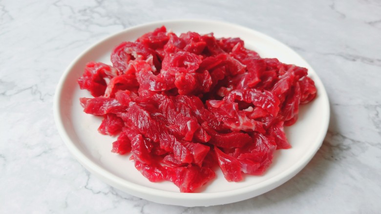 芦笋炒肉片,<a style='color:red;display:inline-block;' href='/shicai/ 216'>牛肉</a>洗净后切片再切成细丝。