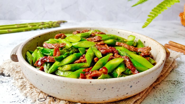 芦笋炒肉片,炒牛肉的时盐一定要最后放,盐会让牛肉的水分流失速度加快,所以一定要最后放,这样才能不破坏牛肉的鲜嫩肉质。