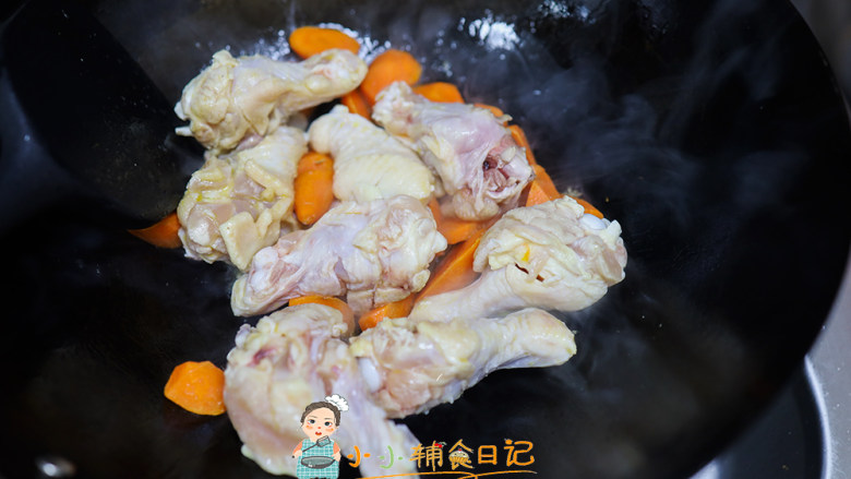  12个月以上辅食咖喱鸡腿饭,鸡腿捞出来倒入锅里一起炒，要炒到表面有点点微黄会比较好吃