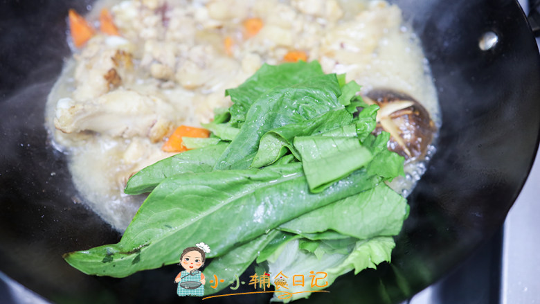 12个月以上辅食咖喱鸡腿饭,油麦菜或者其他青菜都可以煮一下,煮熟后先把香菇跟菜捞出来摆盘