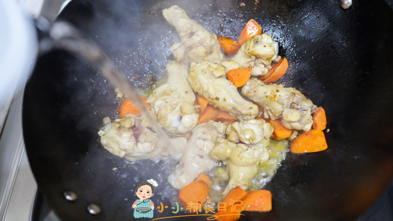 12个月以上辅食咖喱鸡腿饭,加入水末过肉的一半就行,煮到胡萝卜变软鸡腿熟了就行