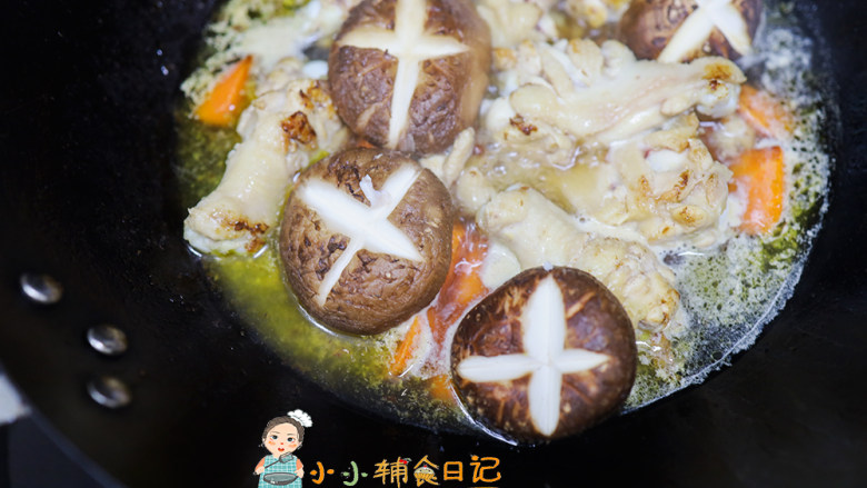 12个月以上辅食咖喱鸡腿饭,切几个香菇放进去一起煮煮