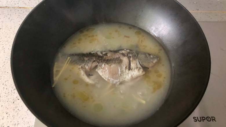 鲫鱼汤这么做, 汤汁奶白浓郁香甜!,鱼汤炖成奶白色后,调入盐、<a style='color:red;display:inline-block;' href='/shicai/ 134296'>白胡椒粉</a>;
