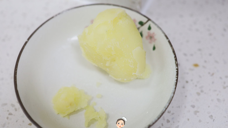 肉松夹心蔬菜丸子,土豆洗净用高压锅煮熟,如果一般的锅去皮切片盖上盖子隔水蒸熟即可