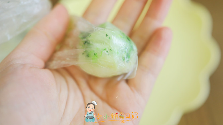 肉松夹心蔬菜丸子,西蓝花要煮久一点,煮好后一样切碎,这个可以盖上盖子让孩子帮你拉几下,夸她有力气,也可以让爸爸跟孩子一起做