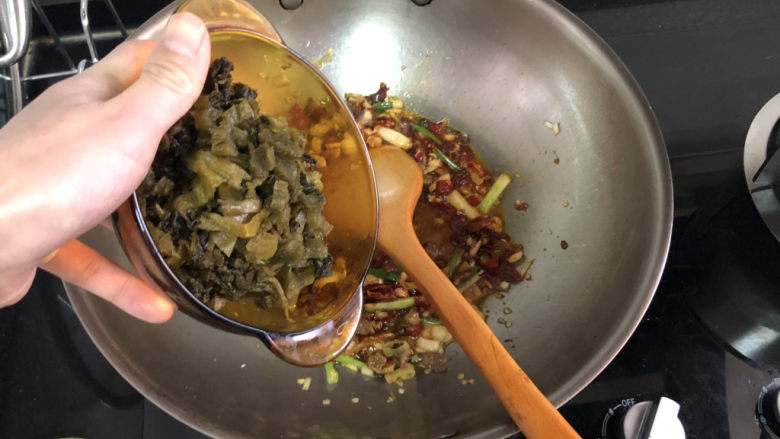 酸汤牛肉➕酸菜粉丝牛肉,转中火加入酸菜,煸炒一分钟
