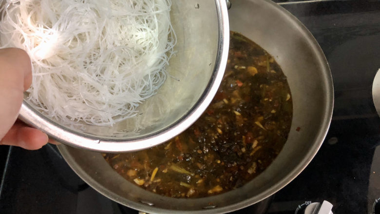酸汤牛肉➕酸菜粉丝牛肉,煮10分钟后,转中火,加入粉丝,煮2分钟