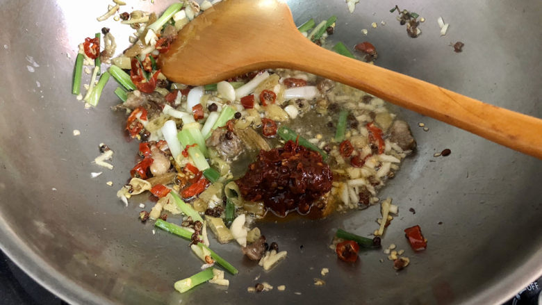 酸汤牛肉➕酸菜粉丝牛肉,加入一汤匙<a style='color:red;display:inline-block;' href='/shicai/ 11801'>郫县豆瓣</a>酱,小火炒出红油