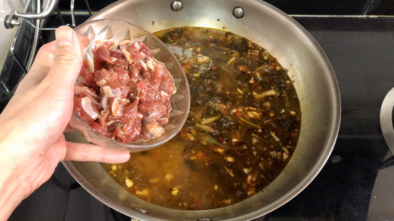 酸汤牛肉➕酸菜粉丝牛肉,转大火,一片片加入牛肉,搅散