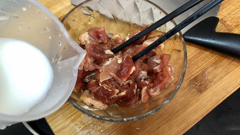 酸汤牛肉➕酸菜粉丝牛肉,一汤匙水淀粉,再次搅拌均匀,让牛肉吸收水分