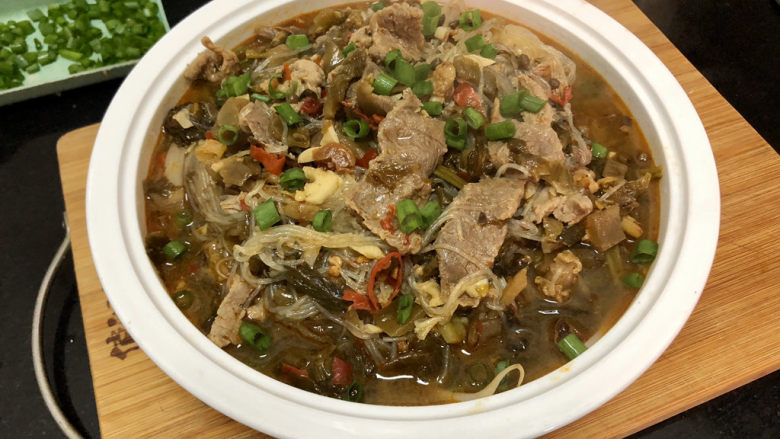 酸汤牛肉➕酸菜粉丝牛肉,最后撒上葱末,即可