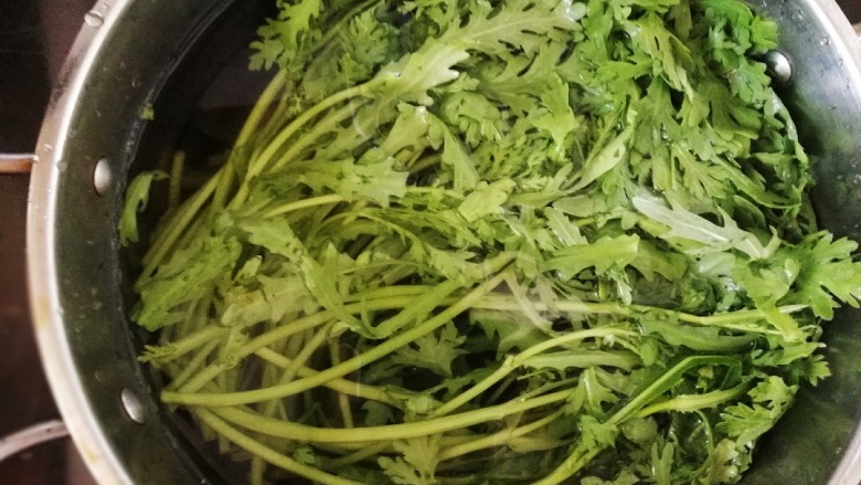 蒜泥茼蒿,摘去老叶,水洗干净。