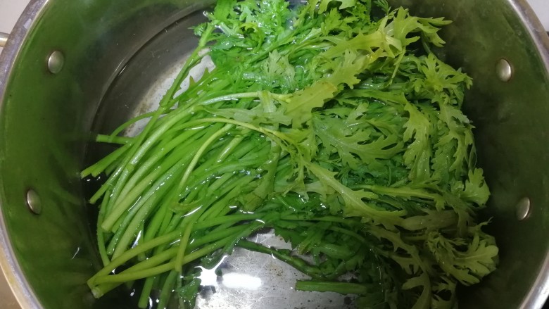蒜泥茼蒿,水开放入<a style='color:red;display:inline-block;' href='/shicai/ 134'>茼蒿</a>,焯水一分钟。