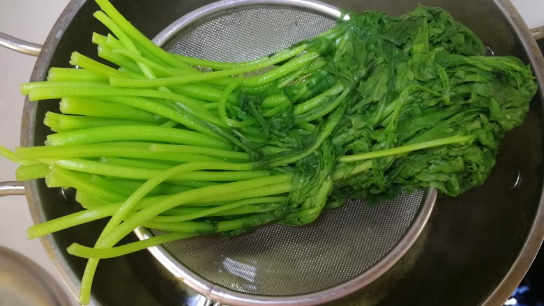 蒜泥茼蒿,捞出控干水份,自然降温。