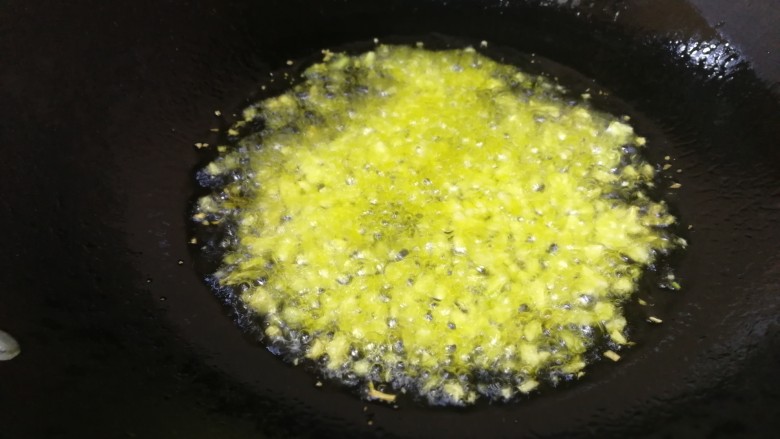 蒜泥茼蒿,倒入一多半的蒜末,小火翻炒。