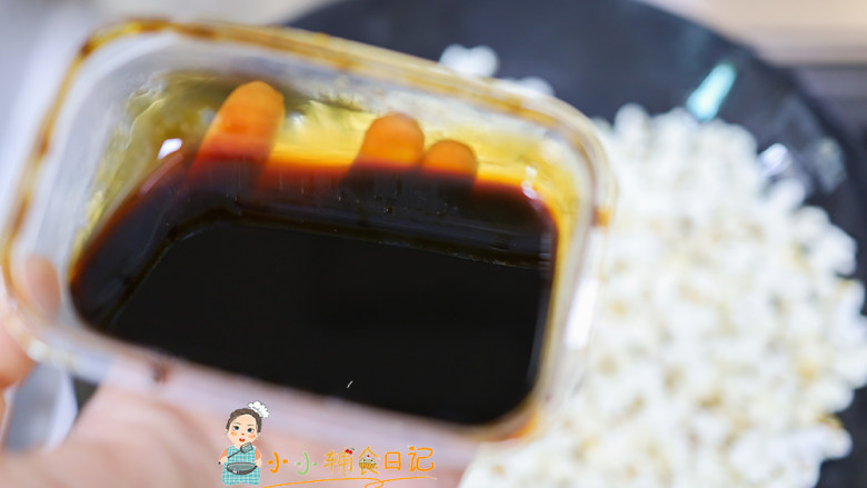 36个月以上辅食椰香红糖爆米花,放入20g红糖浆,是用红糖加一点水加热融化做的