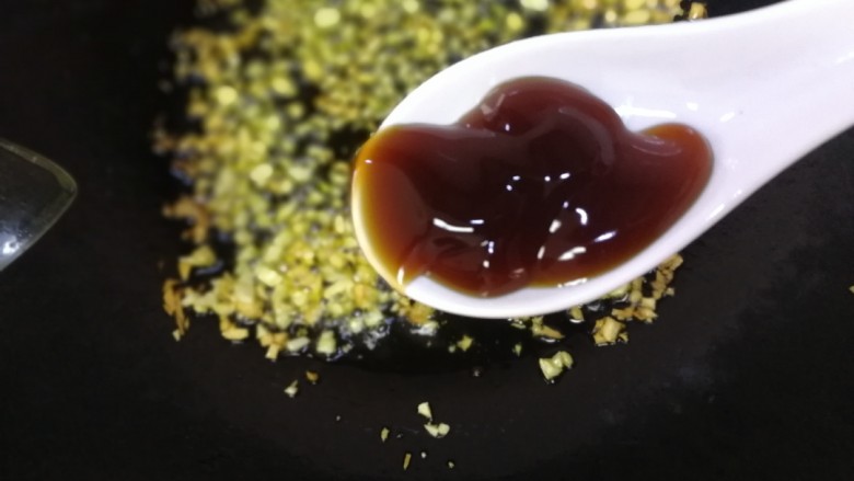 蒜泥茼蒿,炒出蒜香味,放一勺<a style='color:red;display:inline-block;' href='/shicai/ 721'>蚝油</a>。